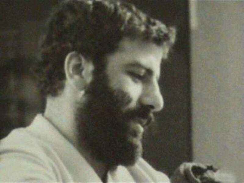 أكمل دراسته الابتدائية في مدرسة جوادية بمشهد، ثم التحق بالحوزة العلمية في مشهد، وبعد أن أتم مرحلة المقدمات توجه إلى مدينة قم، وهو في الخامسة عشرة من عمره.