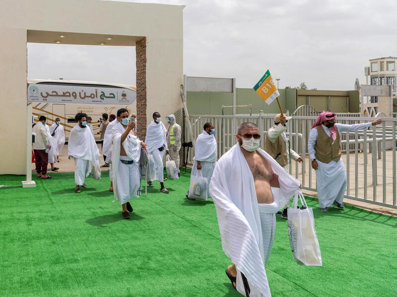 اشتراط تلقي اللقاح ضد فيروس "كورونا".