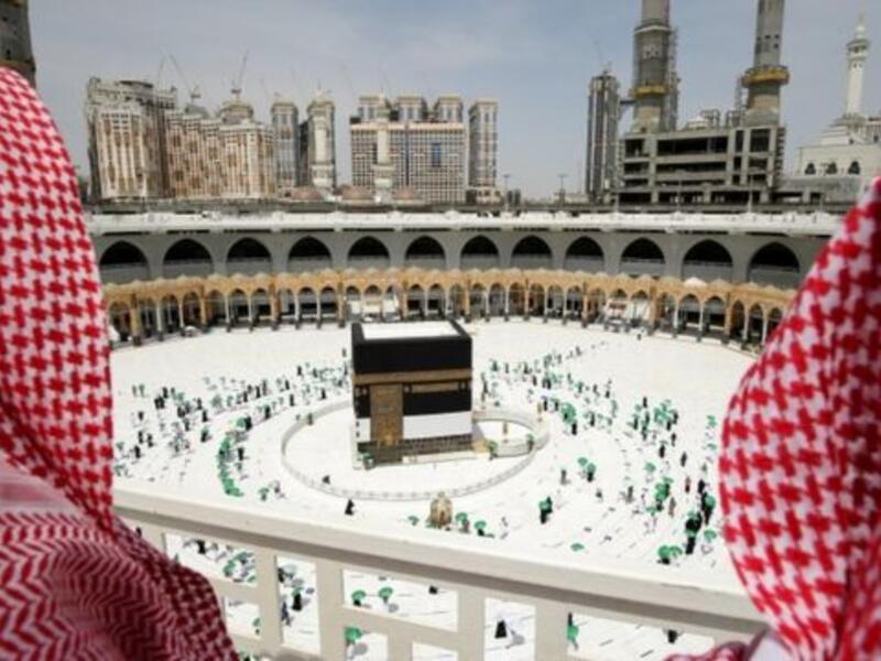 الجماع: يُعد أحد أهم مبطلات الحج، باتفاق جميع الفقهاء، والرفث المنهي عنه هو الجماع، ولكن يحرم على الرجل أن يجامع زوجته، إذا أحرما بالحج ولكن إن جامعها قبل الإهلال بالعمرة، أو بعد الفراغ من تأديتها، فلا شيء عليه ولا عليها، لأن المحذور هو الجماع بعد الإحرام بالنسك.