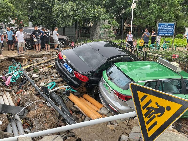 Woman dies in China floods
