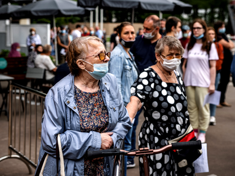 Russians in line for vaccine