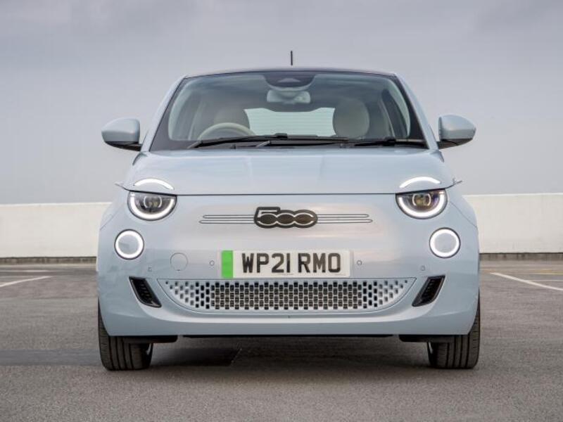 1. سيارة فيات 500 (FIAT) 