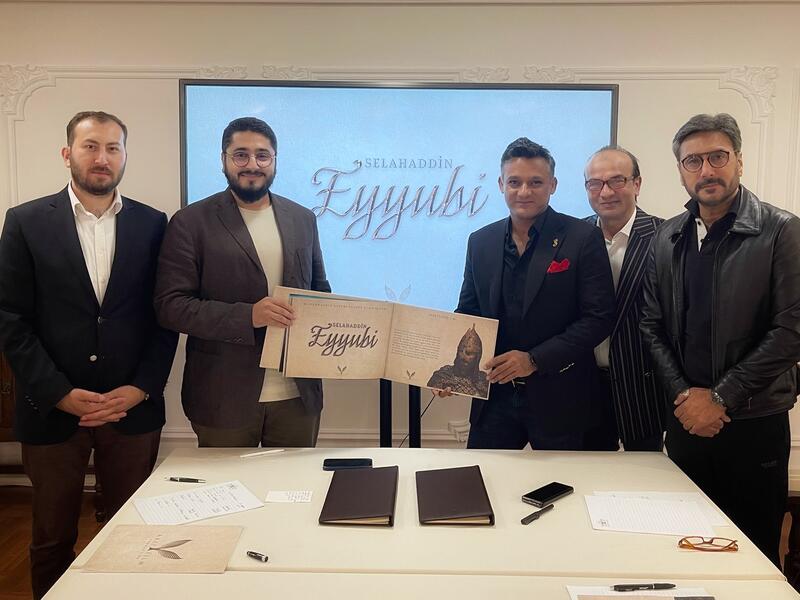 يشترك في إنتاج المشروع شركتا "أقلي" التركية و"أنصاري شاه" الباكستانية لإنتاج الأفلام والمسلسلات.