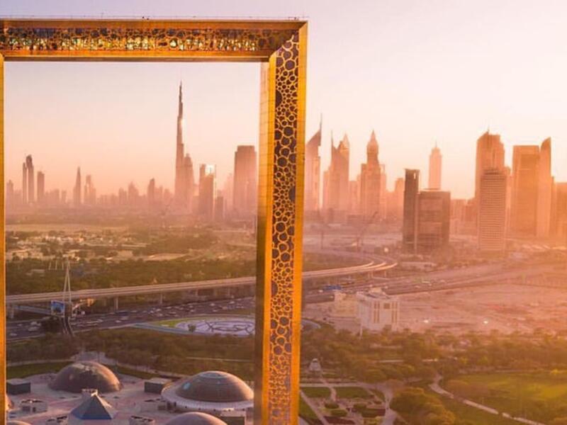 مشاهدة المنظر الخلاب لغروب الشمس من أعلى الجسر.