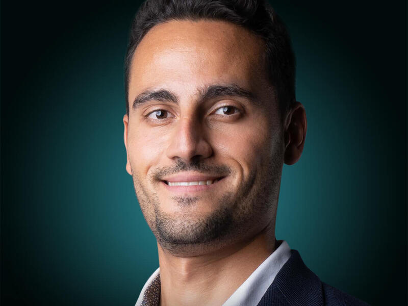 الياس تشخلاكيس العمر: 28 المهنة/ المنصب:  مدير العمليات بشركة (eyewa)  الجنسية: أردني مكان الإقامة: الإمارات الفئة: التجارة الإلكترونية تشخلاكيس هو أحد الأعضاء المؤسسين للمنصة الإلكترونية المتخصصة في بيع النظارات (eyewa). وقد انضم إلى المؤسسين كأول عضو في فريق الشركة عام 2017. واليوم، تخدم الشركة أكثر من 6 ملايين مستخدم سنويًا في 6 بلدان بفريق مكون من 200 شخص. وجمعت شركة التجزئة 29.6 مليون دولار من خلال جولات تمويلية حتى الآن، بعد تأمين 21 مليون دولار في يونيو/ حزيران 2020. يشرف تشخلاكيس على عمليات التجارة 