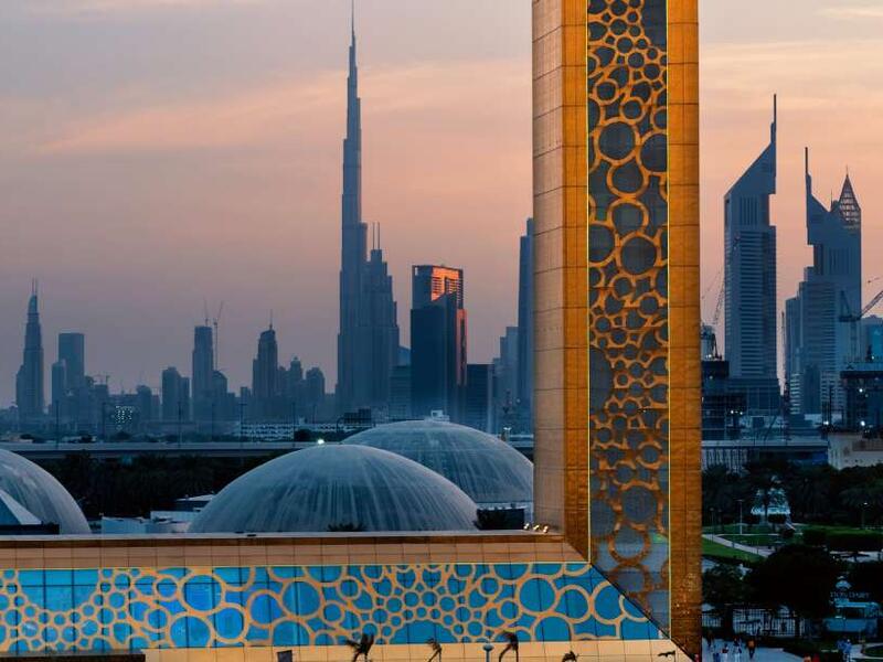 التعرف على أبرز معالم دبي ووجهاتها السياحية.