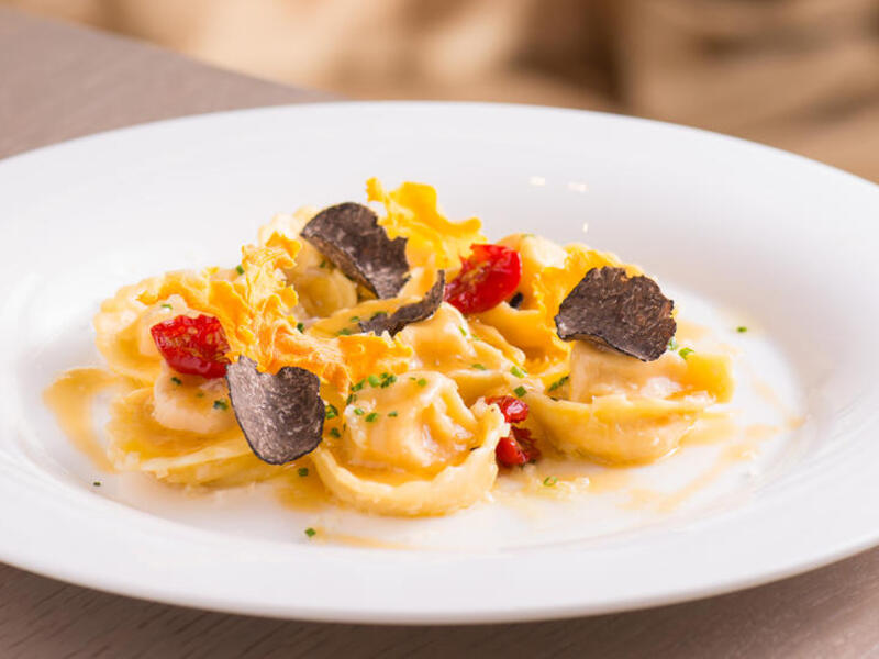 المطاعم الإيطالية: يُعد مطعم "إل بورو توسكان بيسترو - Il Borro Tuscan Bistro” أحد أشهر المطاعم الإيطالية في دبي ويقدم باستمرار بعضًا من أفضل الأطباق في المدينة من بيتزا الكمأة، والأخطبوط الطري، الى معكرونة آل دينتي الشهية.