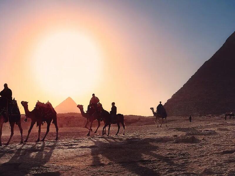 المركز العاشر: مصر، تلك الدولة الواقعة في شمال إفريقيا هي موطن أهرامات الجيزة، إحدى عجائب الدنيا السبع، وتشتهر مصر بحضارتها القديمة وشواطئها الساحرة والشعاب المرجانية والرحلات البحرية والنهرية.