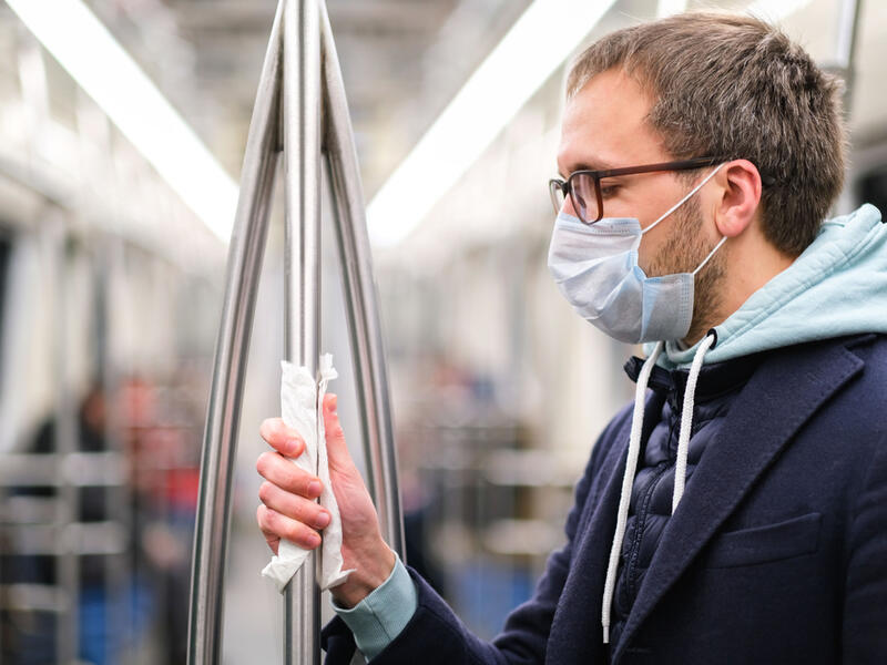 wrong mask forces man to go down train in France 
