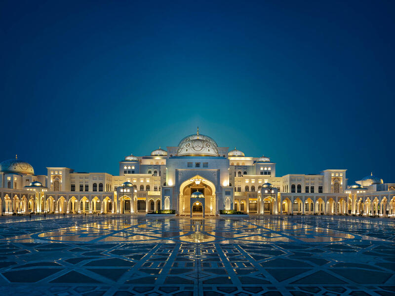 قصر الوطن الذي أحد أهم المعالم الثقافية في أبو ظبي، حيث يمنح الزائرين نظرة متعمقة في تاريخ الإمارات وتقاليدها ورحلتها، ويمكن الاستمتاع بأداء حي لفرقة شرطة أبوظبي، كل يوم أحد وخميس في الساعة 12:30 مساءً لمدة 30 دقيقة، 60 درهمًا للبالغين و 30 درهمًا للأطفال.