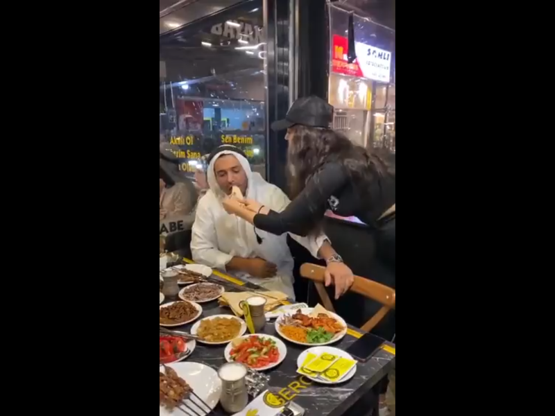مطعم تركي يجذب زبائنه العرب بطريقة "مبتذلة"