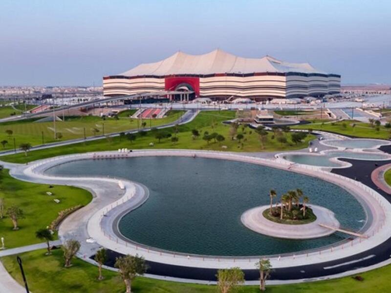 الهيكل الخارجي: جاء تصميم الهيكل الخارجي على شكل الخيمة ويحتضن بكل روعة واحدًا من استادات كرة القدم فائقة الحداثة.
