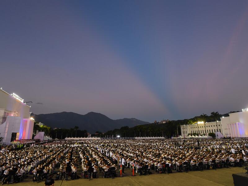 Venezuelan musicians form the world's largest orchestra