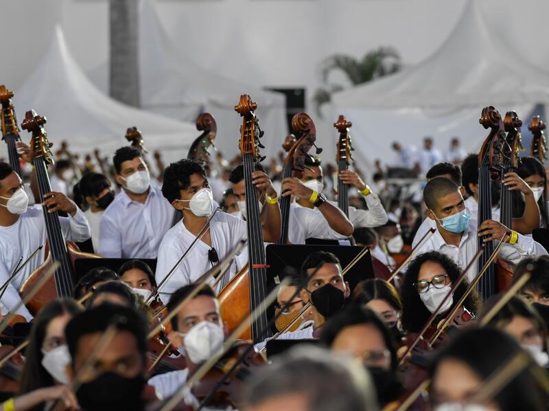Venezuelan musicians form the world's largest orchestra