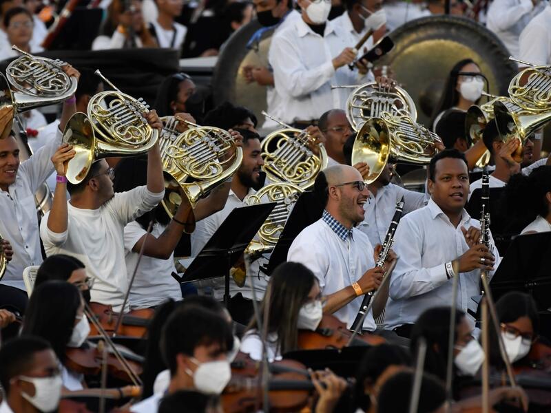 Venezuelan musicians form the world's largest orchestra