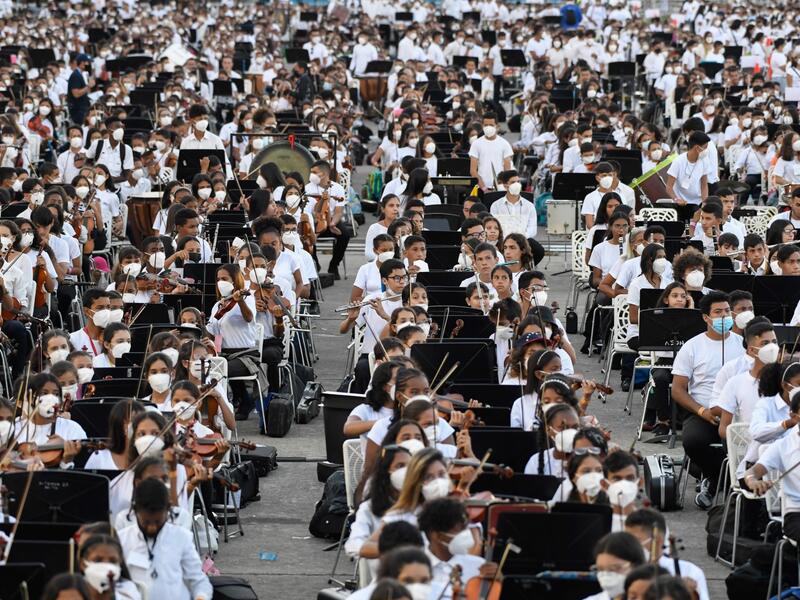 Venezuelan musicians form the world's largest orchestra