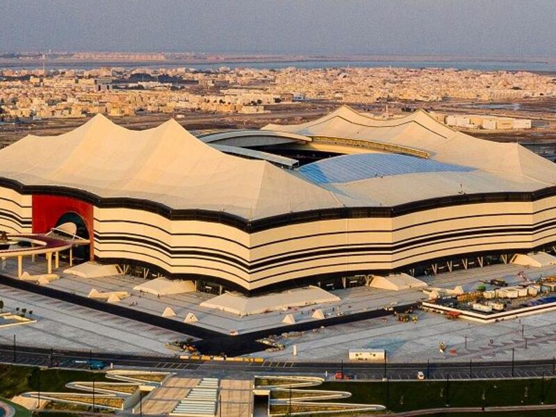 تصميم استاد البيت قطر: استوحي تصميم الاستاد من بيت الشعر الذي سكنه أهل البادية الذين عاشوا مرتحلين في صحراء قطر بحثًا عن الكلأ والماء منذ آلاف السنين.
