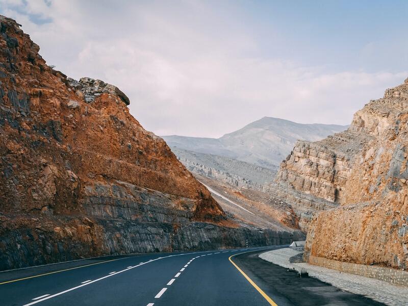 مقابر خلية النحل - جبل حفيت- العين: منذ 5000 عام، نجت المئات من مقابر خلايا النحل القبلية عند سفح جبل حفيت من هجوم الإنسان والطبيعة، وأعلن كموقع لليونسكو في عام 2011، كل قبر مصنوع من الحجارة الطبيعية والحواف المكدسة، وتحتوي هذه المستوطنة التاريخية على العديد من المناطق الفريدة لتصويرها.