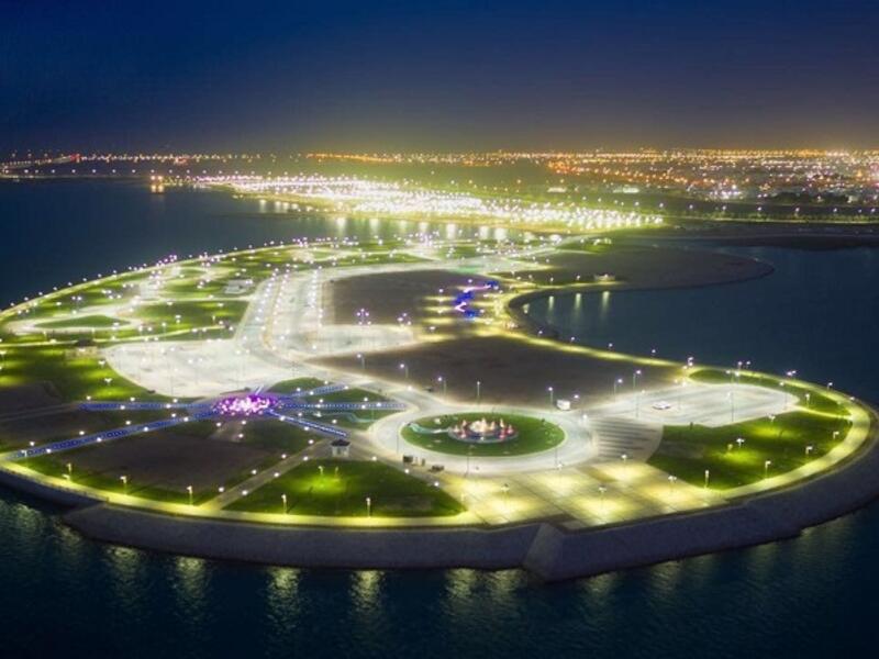 ينبع: حيث المنتجعات السياحية والمتاحف البحرية ومراسي السفن واليخوت، التي يمكن استئجارها والإبحار بها بقلب المياه الصافية، وأكبر نوادي الفروسية، والعديد من الحدائق المزهرة الخلابة.