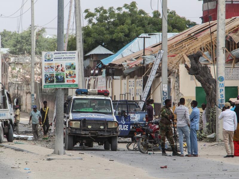 Bomb blast in restaurant in Somalia kills at least 5, leaving 6 injured