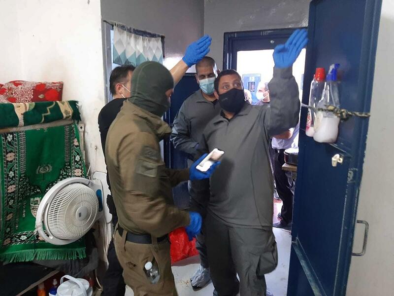 يُمنع تهريب نطف لأكثر من أسير في اليوم الواحد تجنبًا لأي لُبس ويسجل إخراج النطفة واستلامها ويشهد على ذلك شهود من عائلة السير وعائلة زوجته، كما يتجه موكب من السجن الى المستشفى.