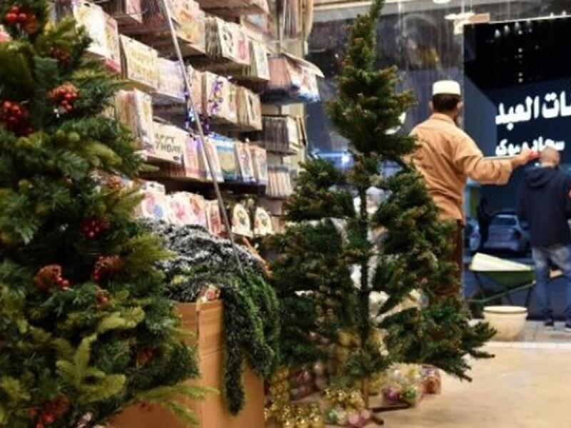 لا يوجد احتفالات صارخة في شوارع الرياض كما هو الحال لدى دبي، لكن مراكز تسوق تعزف أغاني العيد على روادها.