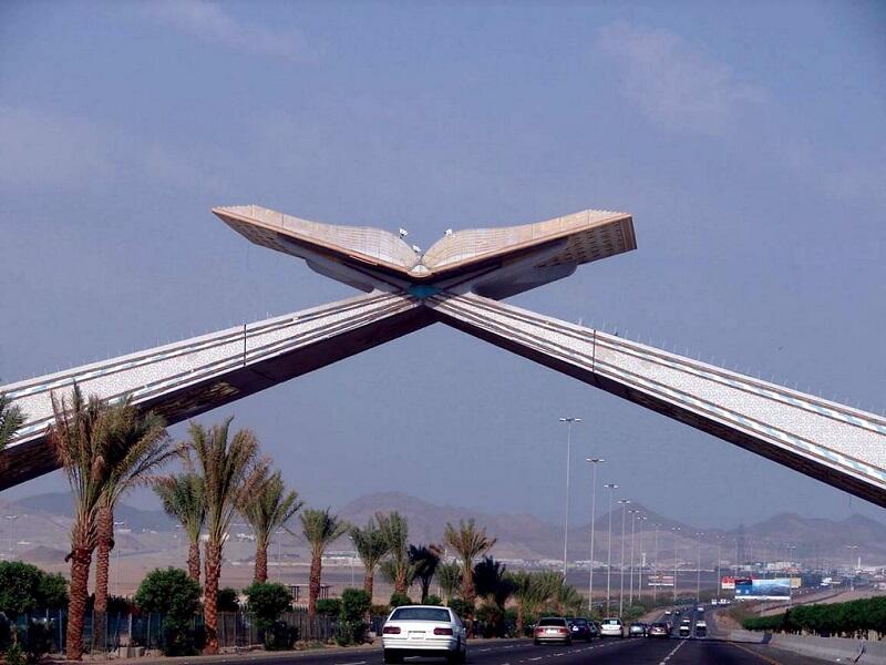 بوابة مكة: كانت جدة التاريخية مدينة مسورة ببوابتين رئيسيتين، واحدة على البحر وواحدة تواجه مكة كاستعارة مثالية لدور المدينة كبوابة للحجاج، على الرغم من اختفاء الجدار منذ فترة طويلة، لا تزال بوابة مكة موجودة ويمكن العثور عليها اليوم في بداية الطريق السريع بين جدة ومكة.