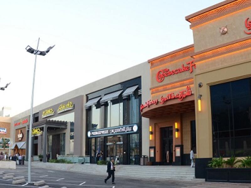 مطاعم جدة: تتمتع جدة بأحد أكثر المطاعم تنوعًا في السعودية بفضل تنوع سكانها، بينما تشكل المأكولات البحرية جزءًا مهمًا من المطبخ المحلي في جدة، ويعد شارع التحلية موطنًا للعديد من خيارات تناول الطعام العالمية المتوسطة إلى الراقية، بما في ذلك المأكولات الإيطالية في Piatto  والحلويات الفرنسية في Paul، والمأكولات الأرمينية في Lusin، والمأكولات الآسيوية في Wagamama.