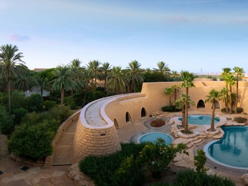 قصر طويق في الرياض سيضم: 95 غرفة، تشمل 40 جناحًا فاخرًا و56 فيلا فاخرة، و13 أجنحة خاصة للاستجمام والاسترخاء و4 مناطق عامة للأنشطة والفعاليات و5 مناطق فاخرة.