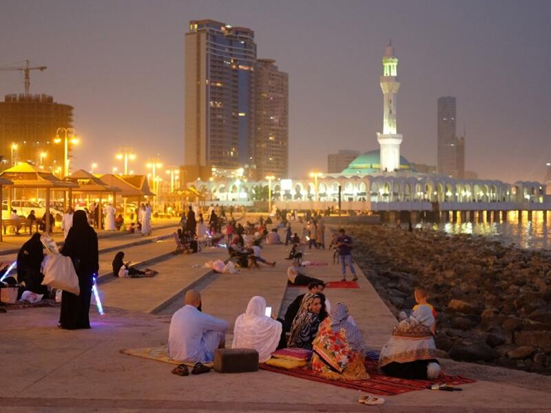 كورنيش جدة: يعد من أشهر اماكن السياحة في جدة، وتوقع أن تجد عائلات ومجموعات من الأصدقاء تتنزه على طول هذا الساحل الذي يبلغ طوله 30 كيلومترًا في أي وقت من اليوم، كما يعد موطن لمجموعة متنوعة من المطاعم والمتنزهات والمنتجعات والمساجد.
