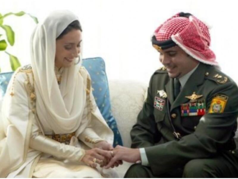 زواج الأمير علي: تعرف على الصحفية الجزائرية ريم الإبراهيمي خلال فترة الغزو الأمريكي على العراق حيث كانت تغطي الأحداث في بغداد والتقيا لأول مرة على الطعام في منزل الأميرة غيداء قبل أن يتزوجا في 2004.