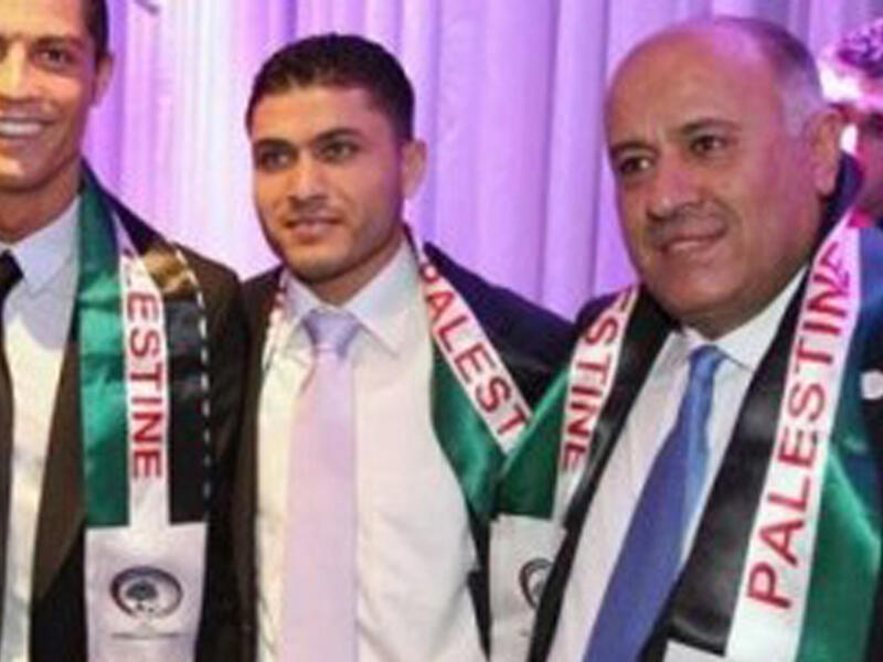 كريستيانو رونالدو: أيَّد نجم كرة القدم القضية الفلسطينية وأعرب عن دعمه للفلسطينيين في عدة مناسبات، وفي عام 2013 رفض تبادل القمصان مع لاعب إسرائيلي، كما قدّم جائزة الحذاء الذهبي في مزاد لجمع الأموال لبناء مدارس في فلسطين.
