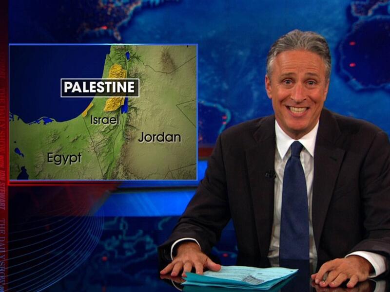 جون ستيوارت: تحدّث المذيع والممثل والكاتب والمنتج الأمريكي في عدة مرات عن القضية الفلسطينية، وكان يفعل ذلك بطريقة مضحكة لكنه يقول الحقيقة.