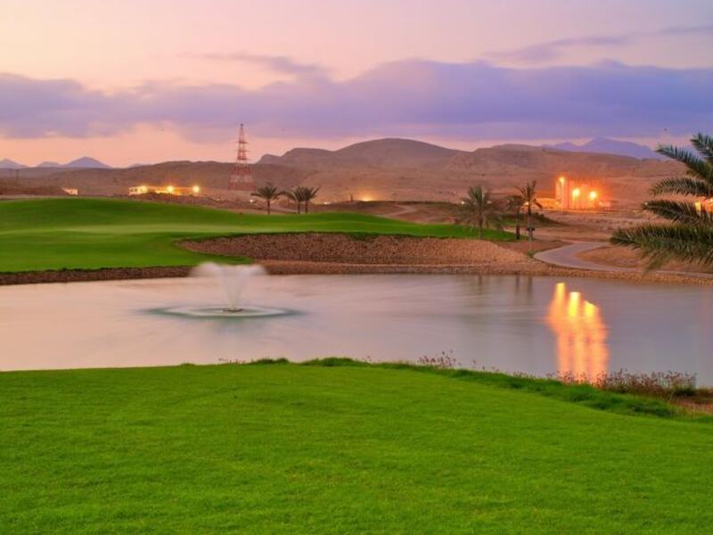 نادي الرياض للجولف: وهو مكان جميل يوفر لزوّاره فرصة لتعلم وممارسة رياضة الجولف، ويبدأ سعر التذكر 245 ريال سعودي.