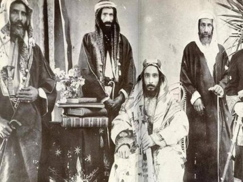 رمز الرجل: يرمز إلى البطولات التي قام بها السعوديين.