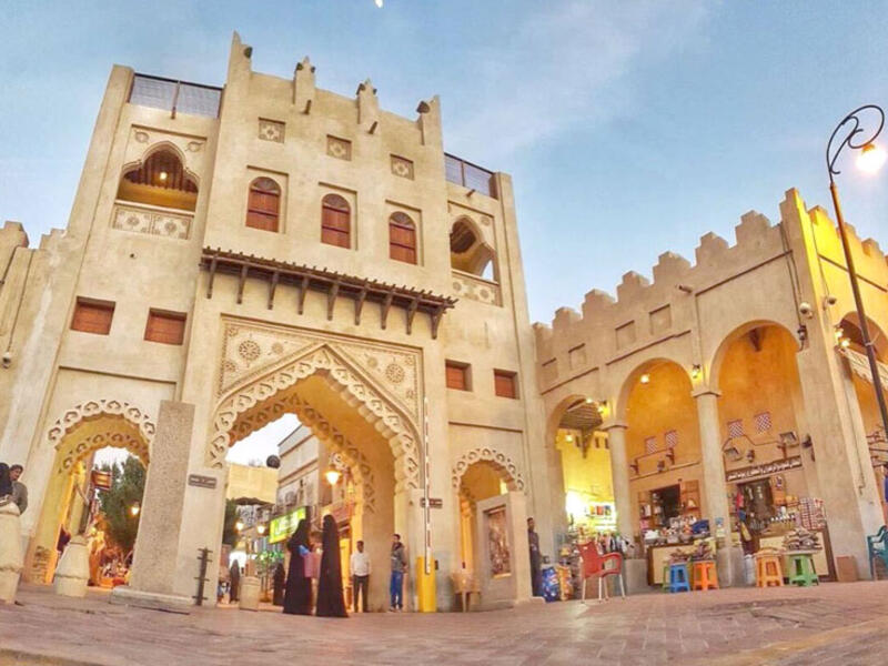 رمز السوق التجاري: وهو رمز للقوّة الاقتصاديّة والانفتاح على العالم، والذي طالما عُرفت به المملكة العربيّة السعوديّة.