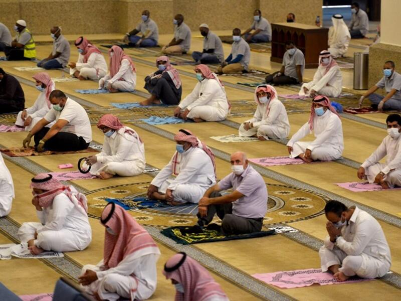 رفع صوت الموسيقى وتشغيلها أثناء أوقات ومواعيد إقامة الصلاة – 1000 ريال سعودي.
