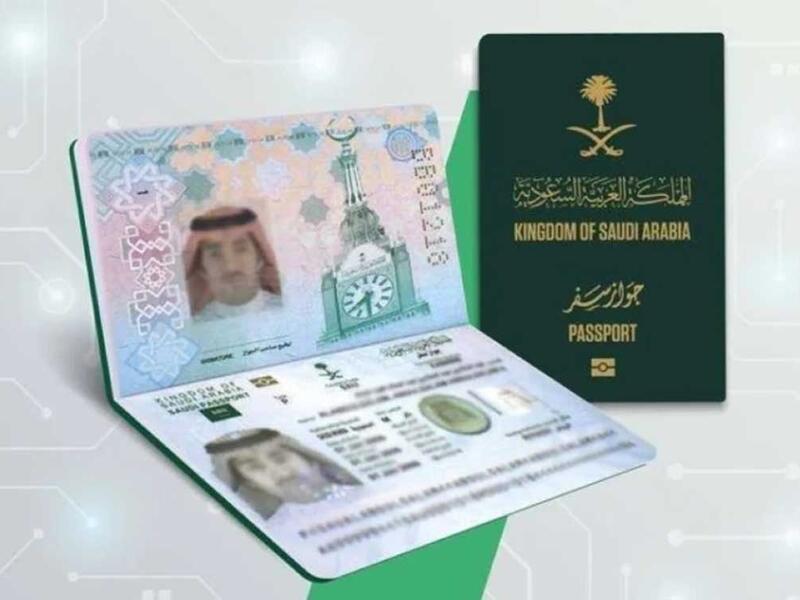 ثم اختيار أيقونة موعد إصدار أو تجديد الجواز، ثم الذهاب إلى مقر إدارة الجوازات بالمنطقة، وتقديم متطلبات إصدار الجواز الإلكتروني الجديد " الهوية الوطنية وصورتين شخصية مع إحضار جواز السفر القديم في حال التجديد".