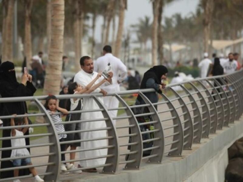 عدم الالتزام بالطوابير للانتظار في الأماكن العمومية – يستثنى من ذلك بعض الحالات من جهات معنية – 50 ريال سعودي.