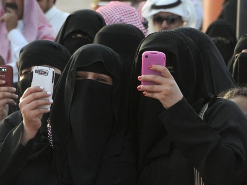 تصوير الأشخاص دون استئذانهم مباشرة أو تصوير الحوادث سواء أكانت جنائية أو عرضية أو مرورية دون أخذ إذن من أي الأطراف، ويلزم صاحب المخالفة بإلغاء وحذف الصور بعد دفعها -  1000 ريال سعودي.
