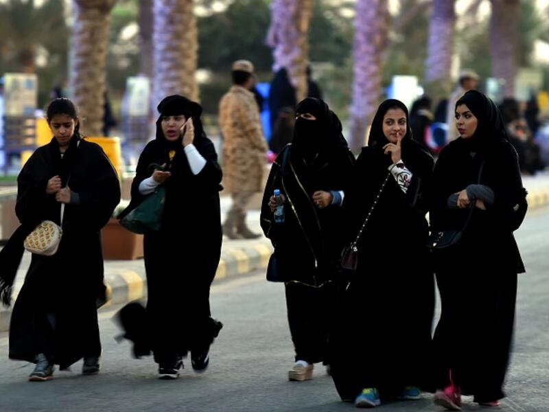 التكلم والتحدث بألفاظ فيها إيذاء أو إخافة لمن يرتادها – 100 ريال سعودي.
