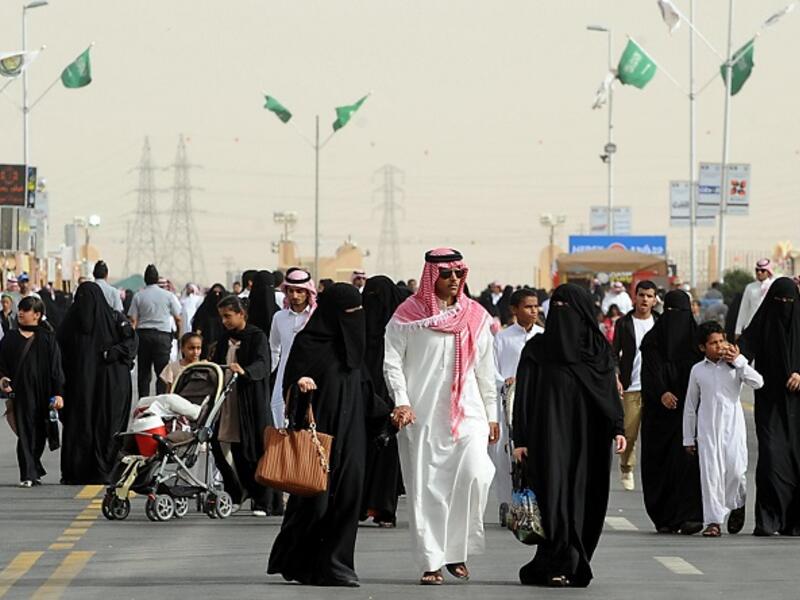 ارتداء أي من الملابس غير اللائقة في الأماكن العامة وذلك على حسب طبيعة المكان، وأما قواعد اللباس في الأماكن العامة للزوار من خارج البلاد فتحدد وفق قواعد ونماذج معينة ومحددة لذلك الغرض أو الهدف – 100 ريال سعودي.