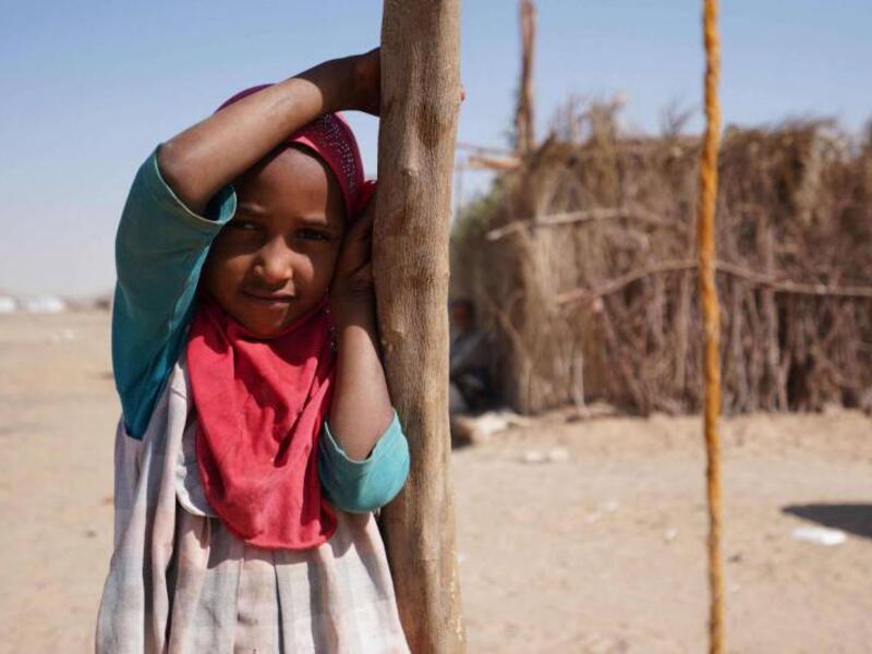 A Yemeni girl stands at the Jaw al-Naseem camp