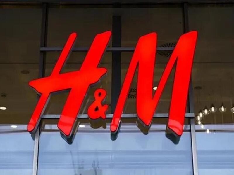 H&M: أغلقت متاجرها في أوكرانيا وأوقفت المبيعات مؤقتًا في روسيا.