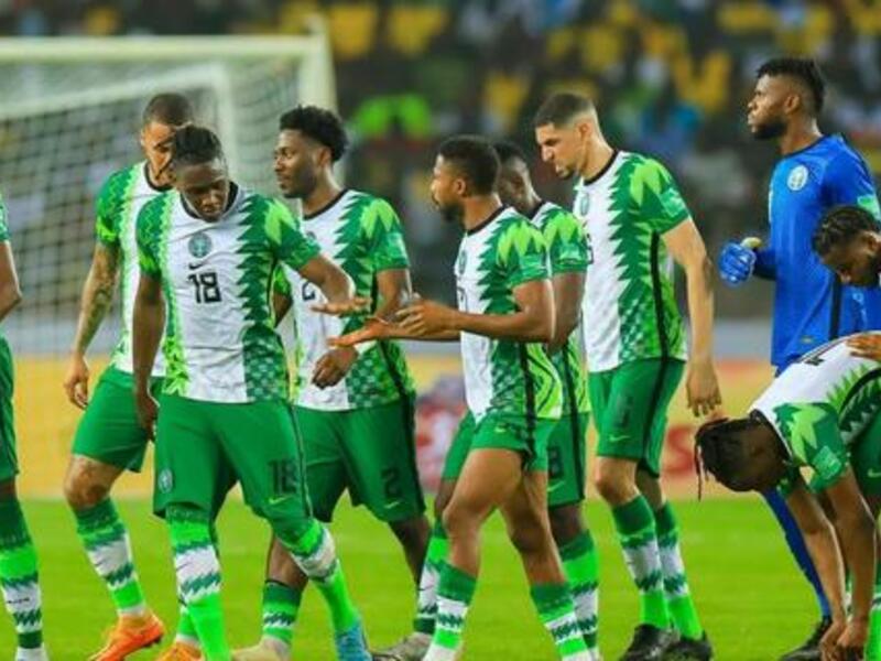نيجيريا: من بين أقوى الفرق في كرة القدم الأفريقية، عانت نيجيريا من إقصاء مذهل على أرضها على يد غانا. 