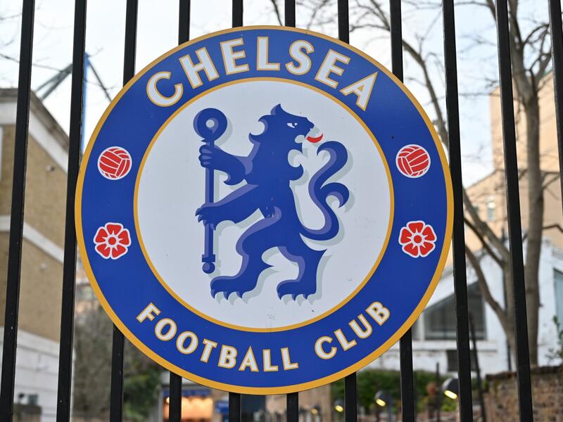 The Chelsea club crest is seen outside Chelsea's stadium, Stamford Bridge in London on March 10, 2022, as Chelsea's Russian owner Roman Abramovich was hit with a UK assets freeze and travel ban, throwing his plans to sell the European and world club champions into disarray. Chelsea shirt sponsor Three announced Thursday it was suspending its deal with the Premier League club after the UK government slapped sanctions on Russian owner Roman Abramovich. (Photo by JUSTIN TALLIS / AFP)