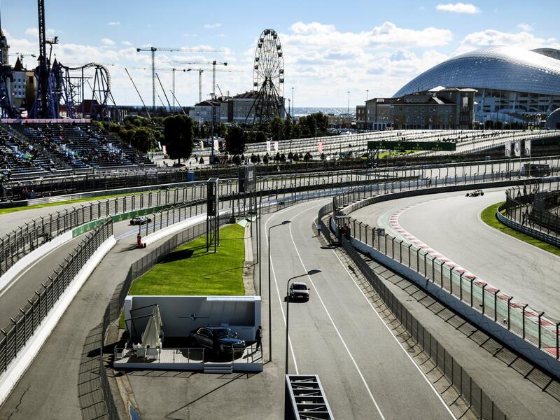 Photograph taken on September 24, 2021l shows drivers as they steer their cars during the second practice session for the Formula One Russian Grand Prix at the Sochi Autodrom circuit in Sochi. (Photo by Alexander NEMENOV / AFP) / NO USE AFTER MARCH 27, 2022 12:52:31 GMT