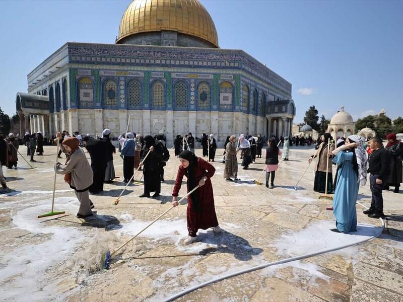 وطالت اعتداءات الاحتلال مصليات الأقصى كافة، وبالأخص المصلى القبلي