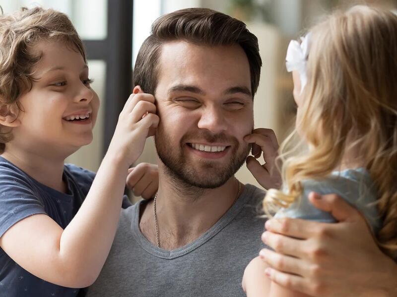 طبيب البوابة: هل يقوم الآباء بدورهم الكامل في العائلة؟
