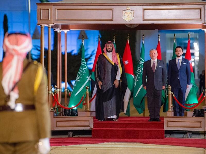 المدفعية: أطلقت المدفعية 21  طلقة تحيّة للضيف الأمير محمد بن سلمان.